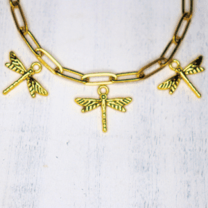 Szitakötő aranyszínű charm