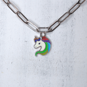 Egyszarvú színes sörénnyel charm