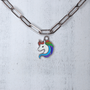 Egyszarvú színes sörénnyel charm