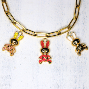 Nyuszi smiley-s ruhában charmok