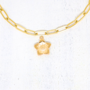 Virág aranyszínű charmok