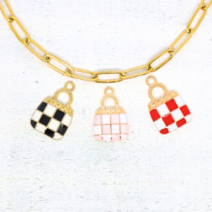 Női táska kockás aranyszínű charmok