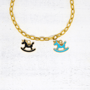 Hintaló zománcos charm