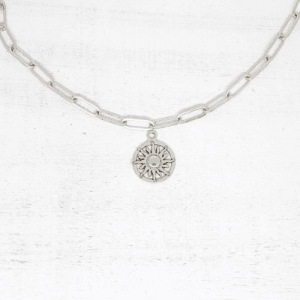 Nap keretben ezüstszínű antikolt charm