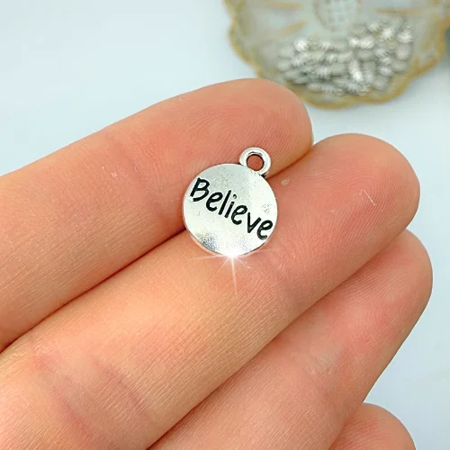 Gravírozott ezüstszínű charm "Believe" felirattal