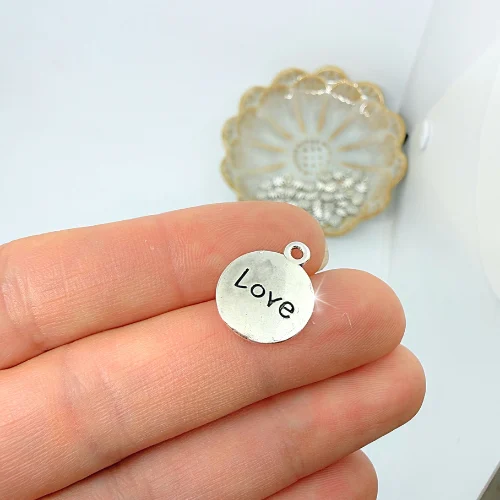 Gravírozott ezüstszínű charm "Love" felirattal