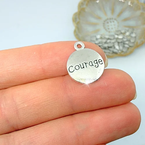 Gravírozott ezüstszínű charm "Courage" felirattal