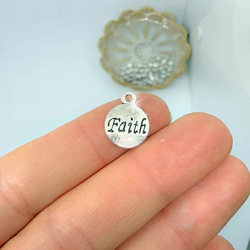 Gravírozott ezüstszínű charm "Faith" felirattal