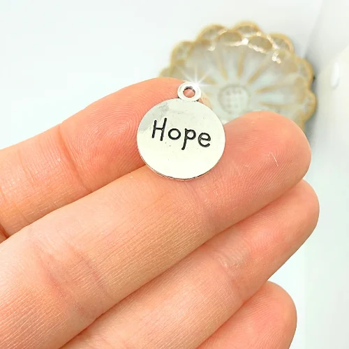 Gravírozott ezüstszínű charm "Hope" felirattal