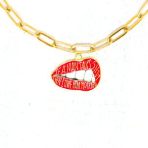 Taylor Swift rúzsos száj “If a man talks shit, then I owe him nothing” felirattal