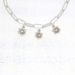 Virág 6 szirommal ezüstszínű antikolt charm