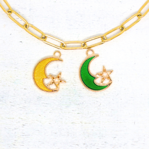 Hold csillaggal aranyszínű zománcos charm