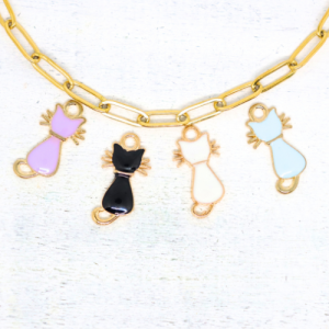 Cica háttal bajusszal charmok