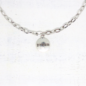 Gravírozott ezüstszínű charm “Dream” felirattal