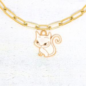 Cica ülő fekete szemmel charm