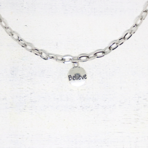 Gravírozott ezüstszínű charm “Believe” felirattal