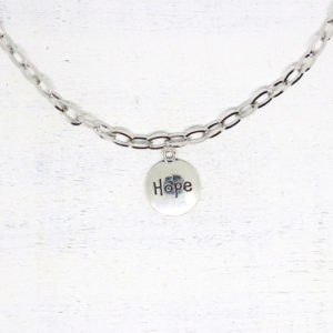 Gravírozott ezüstszínű charm “Hope” felirattal