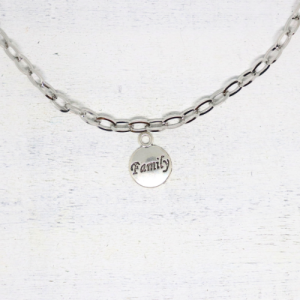 Gravírozott ezüstszínű charm “Family” felirattal