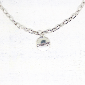 Gravírozott ezüstszínű charm “Courage” felirattal