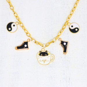 A kávézás és a cicák szerelmeseinek aranyszínű charm nyaklánc