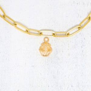 Béka aranyszínű charm