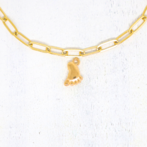 Talpacska aranyszínű charm