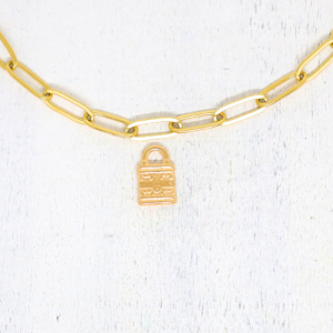 Lakat aranyszínű charm