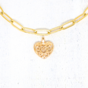 Szív indákkal beszőve aranyszínű nyaklánc charm