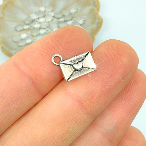 Boríték szivecskével ezüstszínű antikolt charm