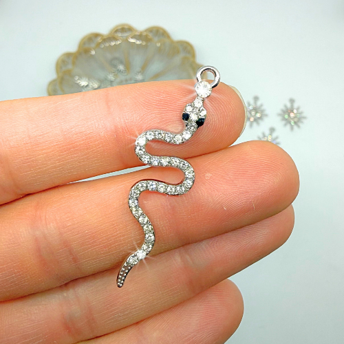 Kígyó strasszokkal ezüstszínű charm