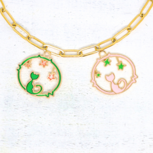 Macska keretben csillagokkal aranyszínű zománcos charmok