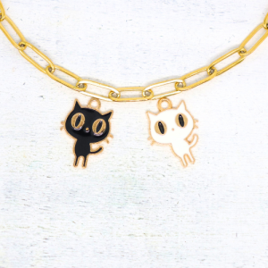 Cica álló fekete szemmel charm