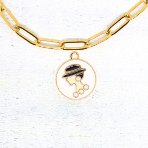 Medál női kalapos fejjel gyöngyökkel aranyszínű charm