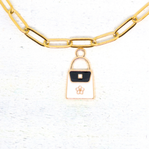 Női táska fekete-fehér virággal aranyszínű charm