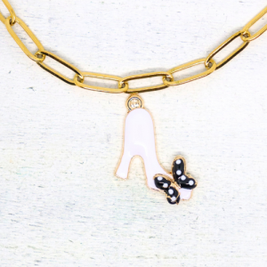 Női körömcipő fehér fekete pöttyös masnival aranyszínű charm