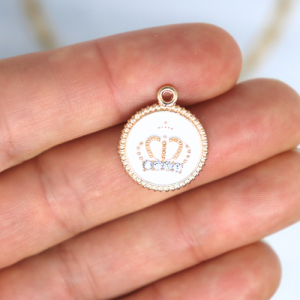 Medál koronával strasszokkal aranyszínű charm