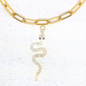 Kígyó strasszokkal aranyszínű charm