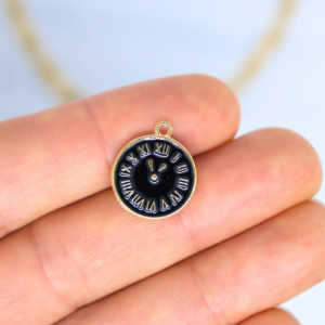 Óra fekete számlappal aranyszínű charm
