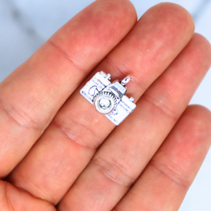 Kamera ezüstszínű antikolt charm