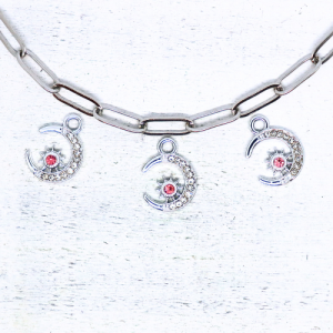 Hold strasszokkal és csillag rózsaszín strasszal ezüstszínű antikolt charm