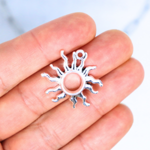 Nap sugarakkal ezüstszínű antikolt charm