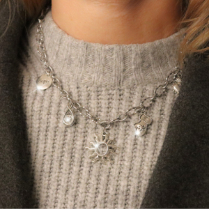 Ezüstszínű charm nyaklánc ünnepi charmokkal