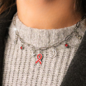 Taylor Swift inspirálta ezüstszínű charm nyaklánc piros szalaggal