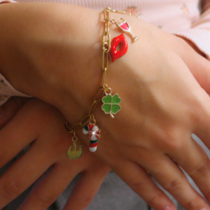 Aranyszínű karkötő szilveszteri partihoz