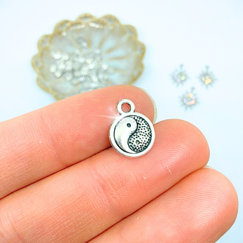 Jin jang ezüstszínű antikolt charm