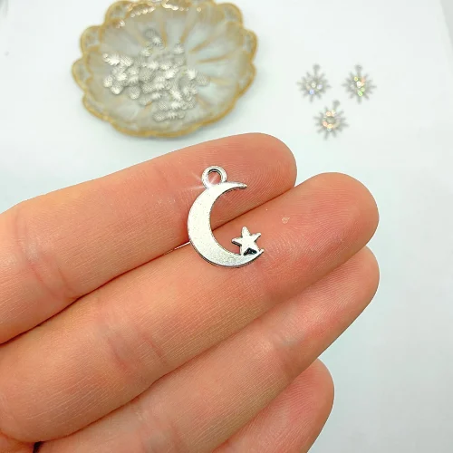 Hold csillaggal ezüstszínű antikolt charm