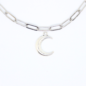 Hold sima ezüstszínű antikolt charm