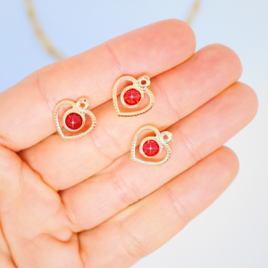 Szív színes strasszokkal aranyszínű charmok