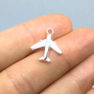 Repülő ezüstszínű charm