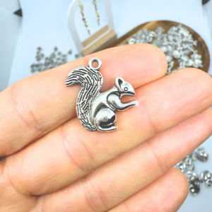 Mókus ezüstszínű antikolt charm